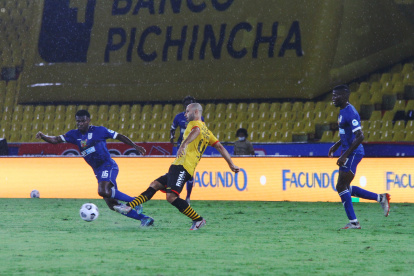 Javier Mascherano (d) sufrió varias faltas en el duelo amistoso ante 9 de Octubre.