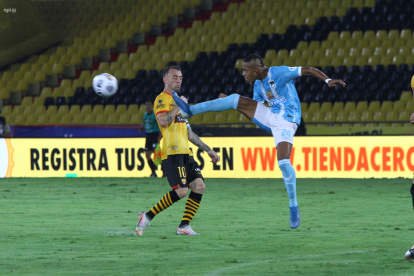 Damián Díaz (i), volante de Barcelona, volvió a mostrar su importancia en la Noche Amarilla para el juego canario.