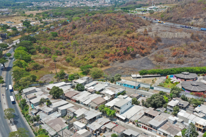 Hay urbanizaciones y entidades educativas alrededor del sitio elegido para la estación de desechos.