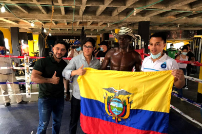 Abel Mina luce orgulloso la bandera tricolor tras vencer por KO técnico al colombiano Luis Hernán Rodríguez.
