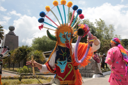 FOTOGRAFIAS DEL FESTEJO DEL 14 DE FEBRERO  Y EL CARNAVAL 2021 EN PARQUES  Y VIAS DE QUITO 

14 DE FEBRERO DEL 2021
Ciento veinte artistas, entre ellos bailarines, bandas de guerra y agrupaciones de colegio recorrerán la Mitad del Mundo desde las 11:00 y hasta las 15:00.