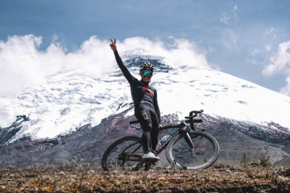 Richard Carapaz, ciclista ecuatoriano del INEOS, entrenó en la ruta al volcán Cotopaxi.