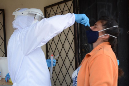 Personal de salud realiza una prueba para ver si la persona tiene o no coronavirus. Un examen que otras personas no se realizan y falsifican el certificado.