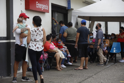Un grupo de padres que buscaron una dosis de la vacuna de la pentavalente en el pasado enero de este año, 2021, sin encontrarla en esa fecha.