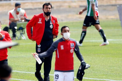 Gustavo Quinteros tendrá una prueba de fuego mañana para salvar al Colo Colo del descenso.
