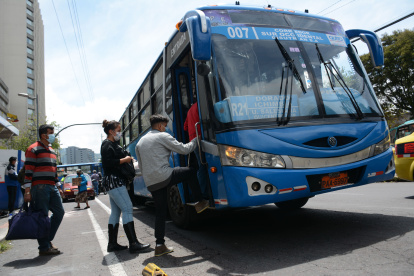 Tras la habilitación de la app Movilízate UIO se han recibido cientos de quejas de los usuarios, principalmente por incumplimientos del aforo permitido en los buses urbanos.