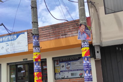 A pesar de las restricciones establecidas en ordenanzas, la publicidad electoral cubrió postes de alumbrado y espacios públicos del cantón Rumiñahui, Pichincha.