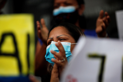 Casi un 40 % de los migrantes y refugiados venezolanos en América Latina y el Caribe fueron desalojados durante la pandemia, lo que incrementó las posibilidades de que vivieran en la indigencia y evidenció las irregulares condiciones en que se encuentran, dijo un estudio internacional presentado este miércoles.