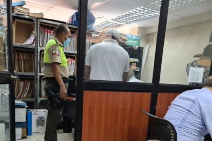 El sospechoso (con gorra) fue detenido en el despacho del fiscal que investiga el caso.