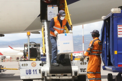 Las vacunas llegaron esta tarde a Quito, según informó el Ministerio de Salud.