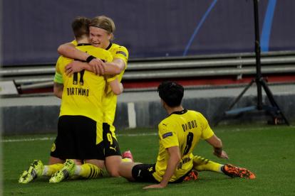 El delantero noruego, Erling Haaland (atrás) marcó un doblete clave para la serie.