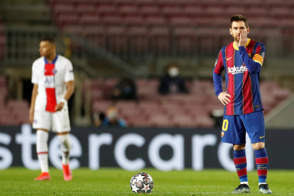 Leo Messi lució desconsolado luego del 1-4 que recibió el Barcelona ante el PSG.