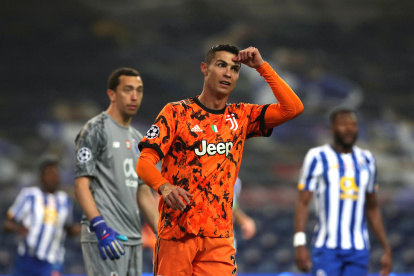 Cristiano Ronaldo reacciona ante un fallo durante el partido por Champions League, en la ida de los octavos de final.