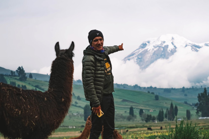 El ciclista ecuatoriano mientras grabó mientras entrenaba en el país. El documental se podrá ver en el canal de YouTube del INEOS.