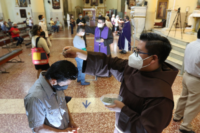 17-02-2021-Alex Lima-Fieles reciben la Ceniza en el primer dia de cuaresma iglesia Catedral