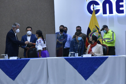 El vicepresidente del CNE, Enrique Pita (i), conversa con sus pares Esthela Acero y José Cabrera.