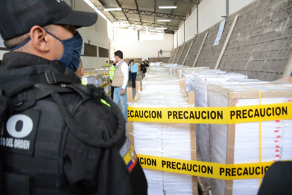 Seis millones de papeletas electorales de la dignidad de binomio presidencial permanecen bajo custodia de la Policía Nacional y las Fuerzas Armadas.