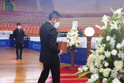 Despedida. Este miércoles 17 de febrero, Andrés llevaba la urna con las cenizas de su padre en el Coliseo de Deportes Jefferson Pérez, donde se levantó una capilla ardiente y está siendo velado.