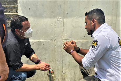 Para el médico Fabricio Cartuche, director del hospital de Santa Rosa, la contaminación estuvo en el agua, no precisamente en el agua de la llave, puede ser en cualquier tipo de agua, así sea en agua envasada.