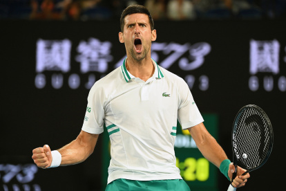 Novak Djokovic celebra un punto durante la semifinal del Abierto de Australia.