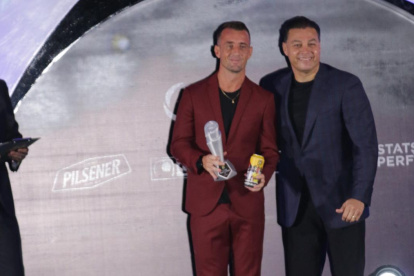 Damián Díaz, elegido Mejor Jugador de la LigaPro 2020, junto a Carlos Alfaro Moreno, presidente de Barcelona.