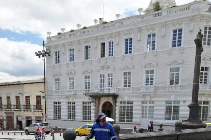 En Quito se deben realizar hidrolavados en las calles.