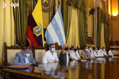 La alcaldesa Viteri junto a dirigentes de gremios productivos y de la salud de Guayaquil.