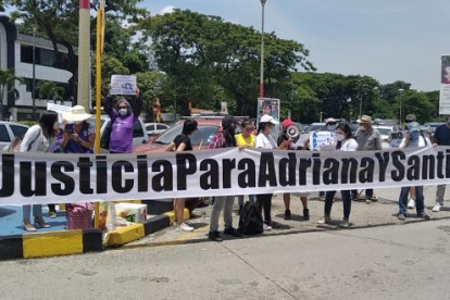 Familiares de Adriana y Santiago realizaron un plantón una hora antes de que inicie la audiencia. Exigían justicia.