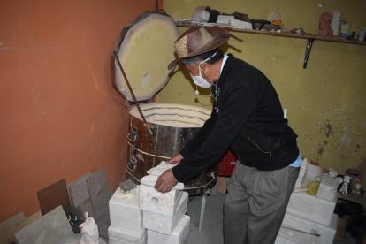 Proceso. El alfarero coloca la materia prima a cocinar. Algunas piezas deben de pasar hasta 10 horas en el horno.