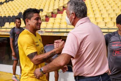 Gustavo Alfaro saluda con Mario Pineida, uno de los posibles convocados a la Tricolor.
