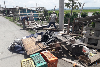 Afectación. Los comerciantes reconstruían ayer sus puestos de frutas.