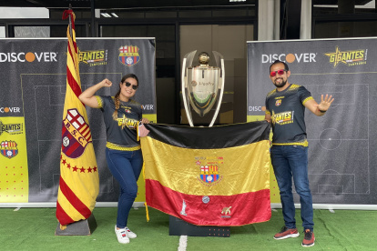 Tomarse la foto con el trofeo de campeón motivó a los barcelonistas a mantenerse como socios.