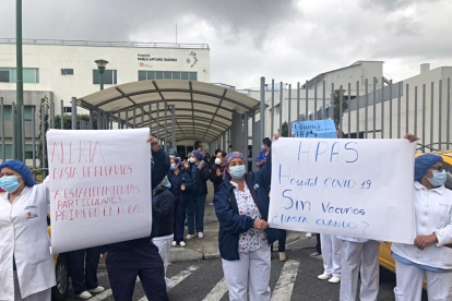Personal médico del Hospital Pablo Arturo Suárez de Quito protestó por la falta de vacunas para los servidores de ese centro, que es un punto de atención de contagiados.