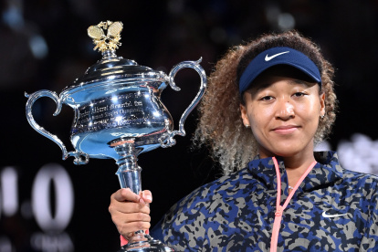 La japonesa Naomi Osaka muestra orgullosa el trofeo del Abierto de Australia