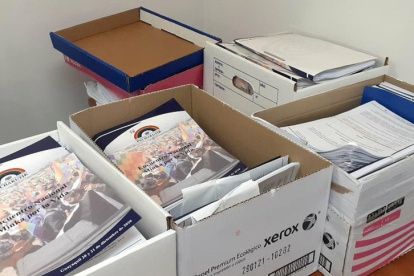 Una parte de los paquetes con actas con supuestas inconsistencias que entregó hoy, 20 de febrero de 2021, el movimiento Pachakutik al Consejo Nacional Electoral