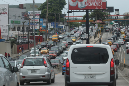 Congestionamientos. A diario, los guayaquileños deben lidiar con escenas como las que se ven en la imagen. Calles con alto flujo vehicular y carriles destinados solo al vehículo.

Agencia (ag-extra)