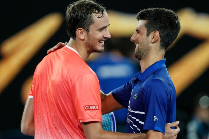Novak Djokovic (d) dialoga con Daniil Medvedev, en uno de los enfrentamientos previos entre ambos.