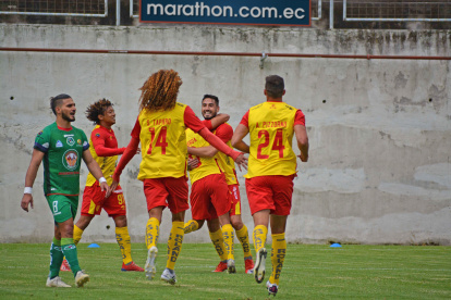 Los jugadores de Aucas festejan uno de los tantos que sirvieron para derrotar al Mushuc Runa