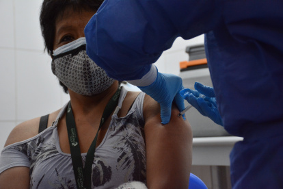 Personal del hospital Padre Carolo de Quito recibieron las dosis de la vacuna de Pfizer al día siguiente de la llegada de la segunda remesa.