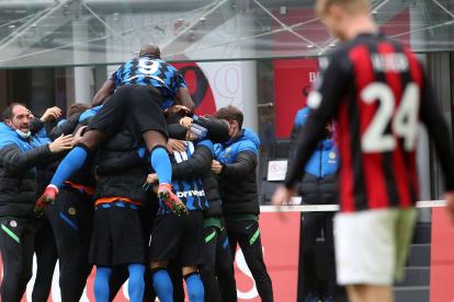 Los jugadores del Inter celebran el segundo tanto de Lautaro Martínez ante el AC Milan
