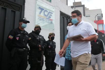 Santiago Díaz y Carlos Alvear, de la alianza UNES, presentaron la queja ante el Tribunal Contencioso Electoral.