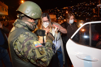 En la capital también hay controles militares en la noche.
