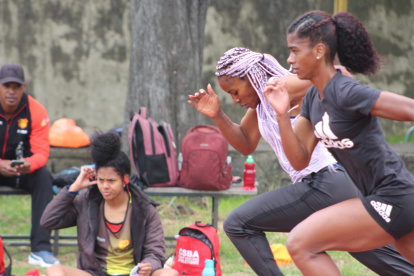 Ángela Tenorio (c) y Anahí Suárez (d) cumplen exigentes jornadas de entrenamientos en la pista de los Chasquis para buscar el cupo a la cita olímpica.