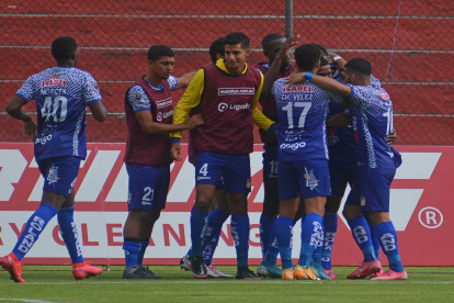 Los jugadores del Delfín celebran el único gol del compromiso en Ambato.