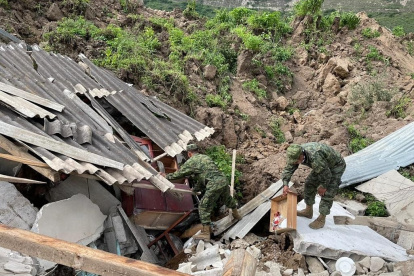 Una imagen del daño que produjo el deslizamiento de tierra en Chunchi.