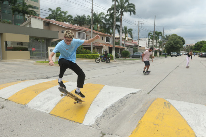 Realidad. Un skate en La Puntilla realiza piruetas en la calle ante la falta de un skatepark.