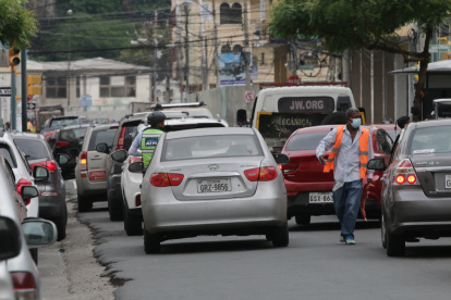 Los cuidadores de carros se han adueñado de las calles para convertirlas en parqueaderos públicos..

FECHA : 09/02/2021 

Agencia (ag-extra)