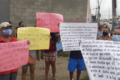 Con carteles se señala a un edil. Egis Caicedo asegura que es legal.