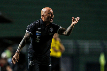 Jorge Sampaoli se va de Brasil en medio de una polémica con un árbitro, al que tildó de ladrón.