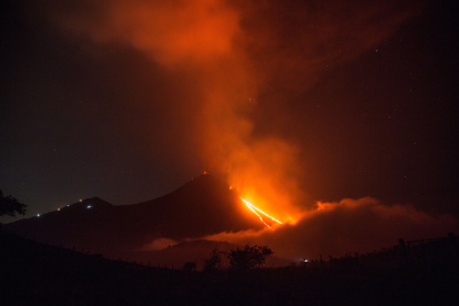 Fotografía de ríos de lava del Volcán de Pacaya visto desde la aldea el Rodeo en Escuintla (Guatemala).